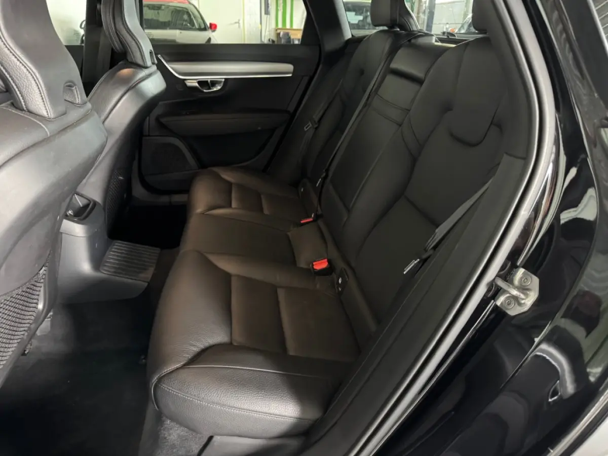 2.0 T8 AWD PLUG-IN HYBRIDE / MOMENTUM / Panoramadak / Lederen bekleding / AppleCarplay / Boekjes aanwezig.