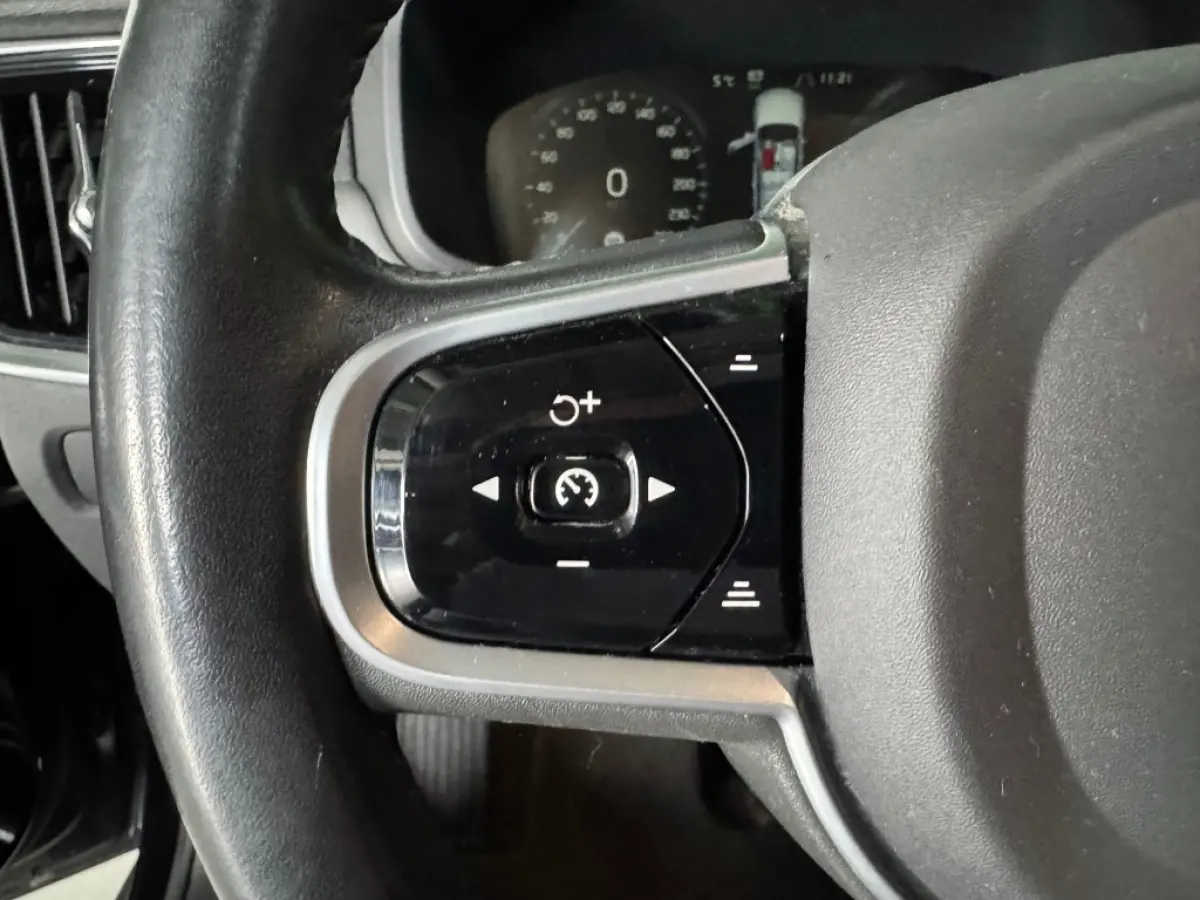 2.0 T8 AWD PLUG-IN HYBRIDE / MOMENTUM / Panoramadak / Lederen bekleding / AppleCarplay / Boekjes aanwezig.
