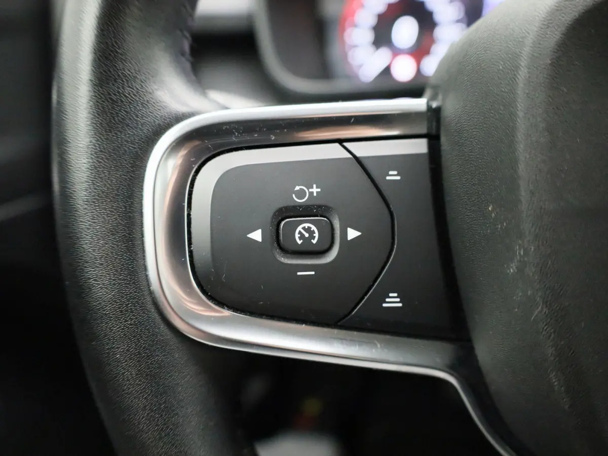 1.5 T3 Momentum | ACHTERUITRIJCAMERA | APPLE CARPLAY | ANDROID AUTO | STOELVERWARMING | STUURWIELVERWARMING | CLIMATE CONTROL | CRUISE CONTROL | NAVIGATIE | DIGITAL COCKPIT | LICHTMETALEN VE