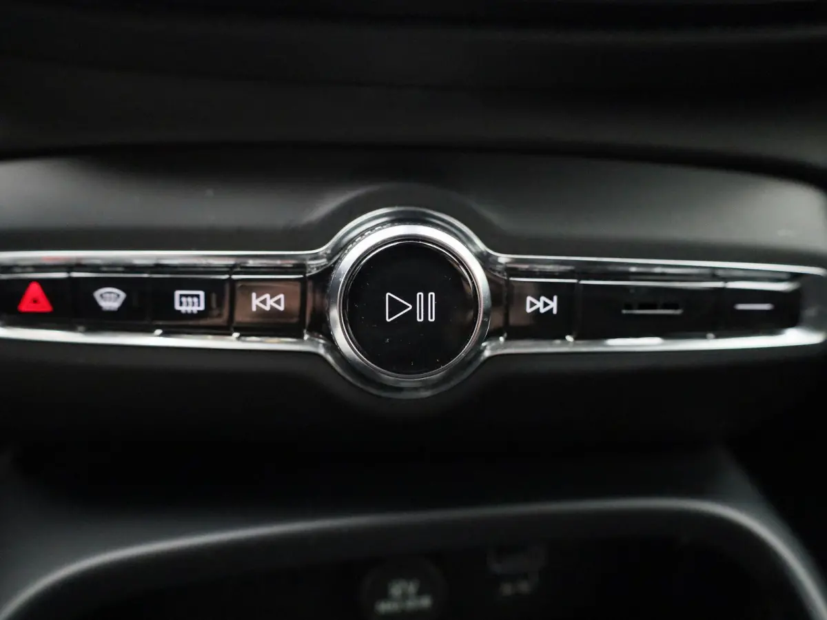 1.5 T3 Momentum | ACHTERUITRIJCAMERA | APPLE CARPLAY | ANDROID AUTO | STOELVERWARMING | STUURWIELVERWARMING | CLIMATE CONTROL | CRUISE CONTROL | NAVIGATIE | DIGITAL COCKPIT | LICHTMETALEN VE