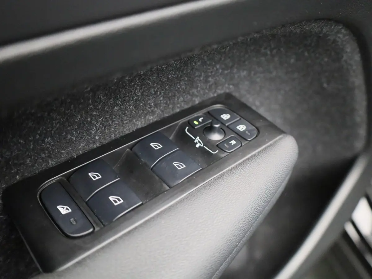 1.5 T3 Momentum | ACHTERUITRIJCAMERA | APPLE CARPLAY | ANDROID AUTO | STOELVERWARMING | STUURWIELVERWARMING | CLIMATE CONTROL | CRUISE CONTROL | NAVIGATIE | DIGITAL COCKPIT | LICHTMETALEN VE