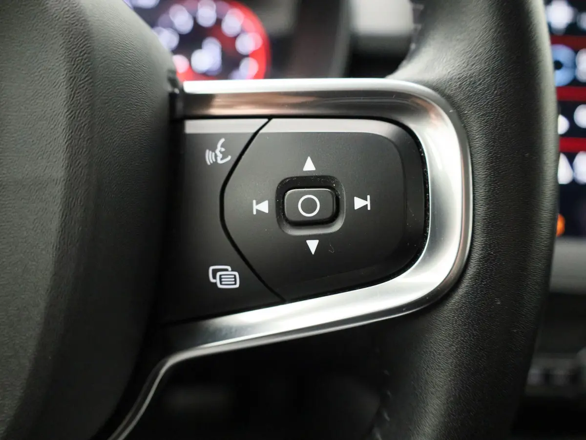 1.5 T3 Momentum | ACHTERUITRIJCAMERA | APPLE CARPLAY | ANDROID AUTO | STOELVERWARMING | STUURWIELVERWARMING | CLIMATE CONTROL | CRUISE CONTROL | NAVIGATIE | DIGITAL COCKPIT | LICHTMETALEN VE