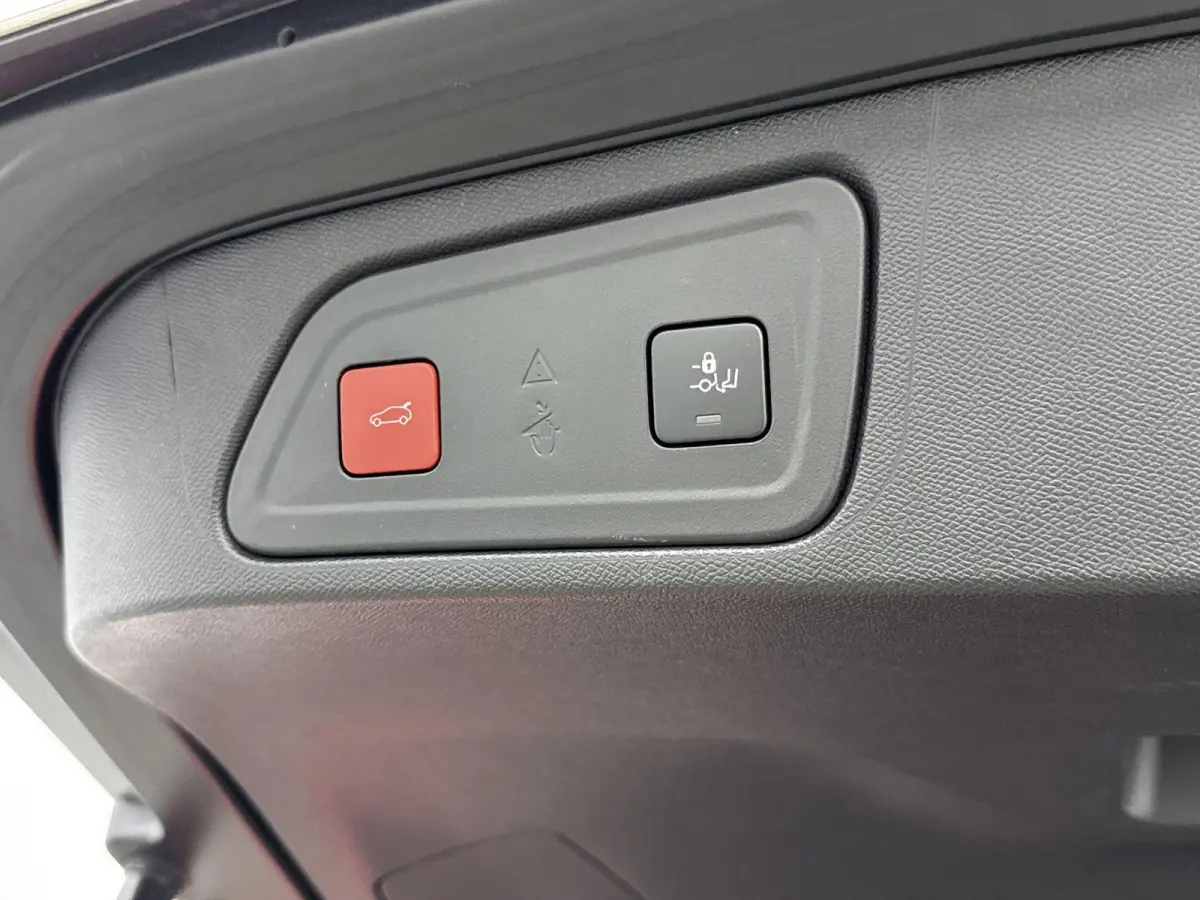 1.2 PureTech Business Plus | Trekhaak | Cruise Control | Achteruitrijcamera | Stoelverwarming | Keyless | Lane Assist | Elekt. stoelverstelling | Carplay |