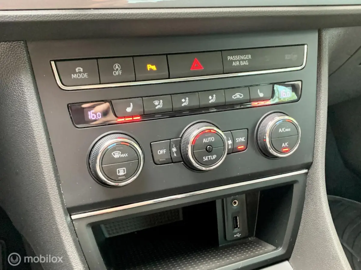 1.4 TSI FR. NAVI, CRUISE, XENON, STOELVERWARMING.