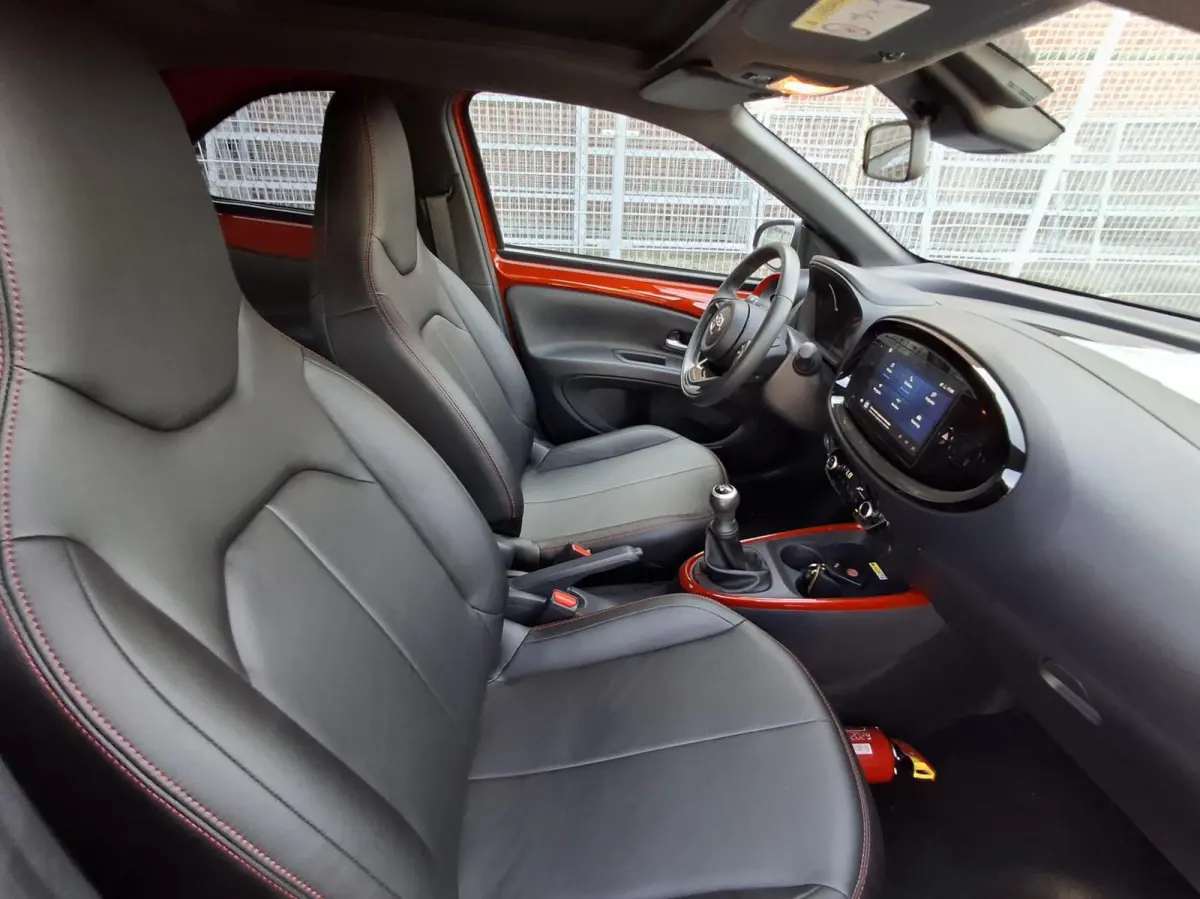 1.0 VVT-i MT Premium Leder Opendak