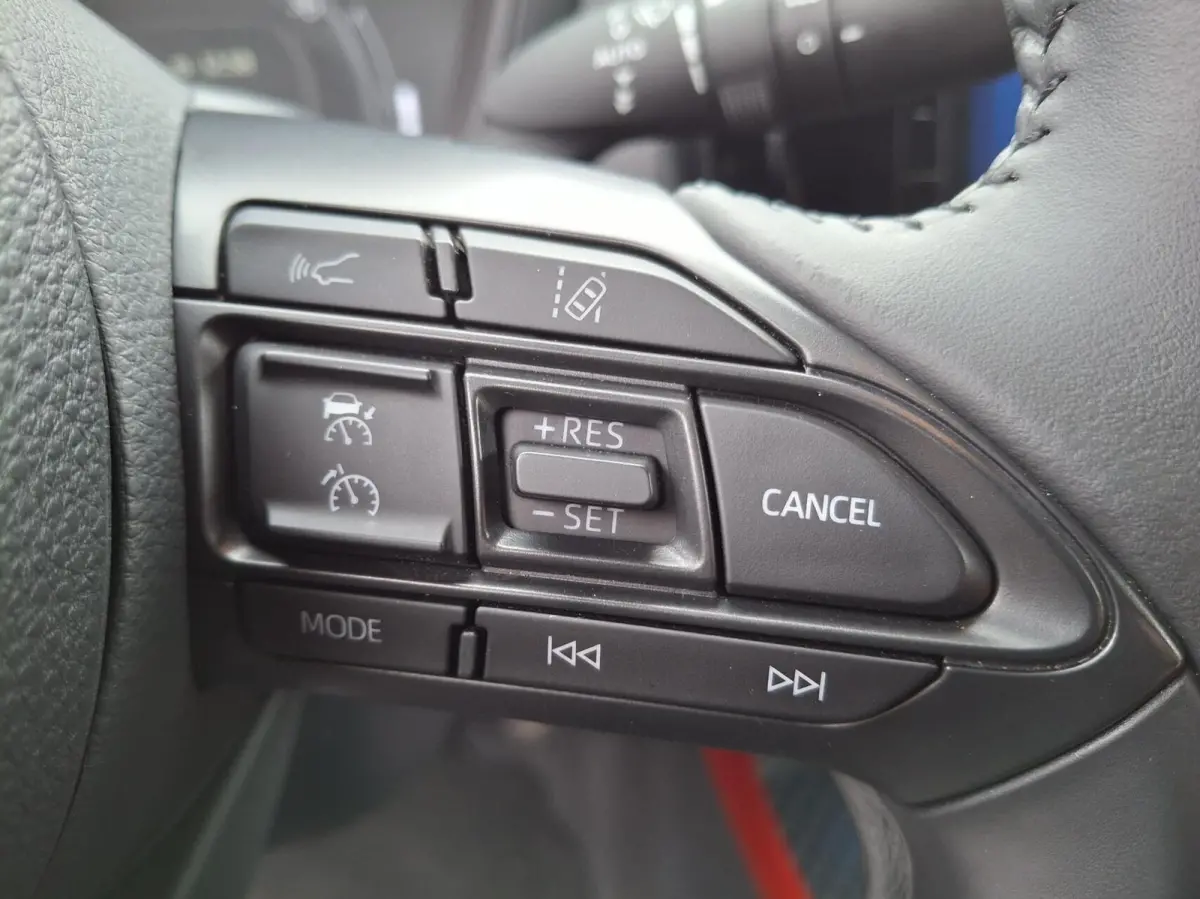 1.0 VVT-i MT Premium Leder Opendak