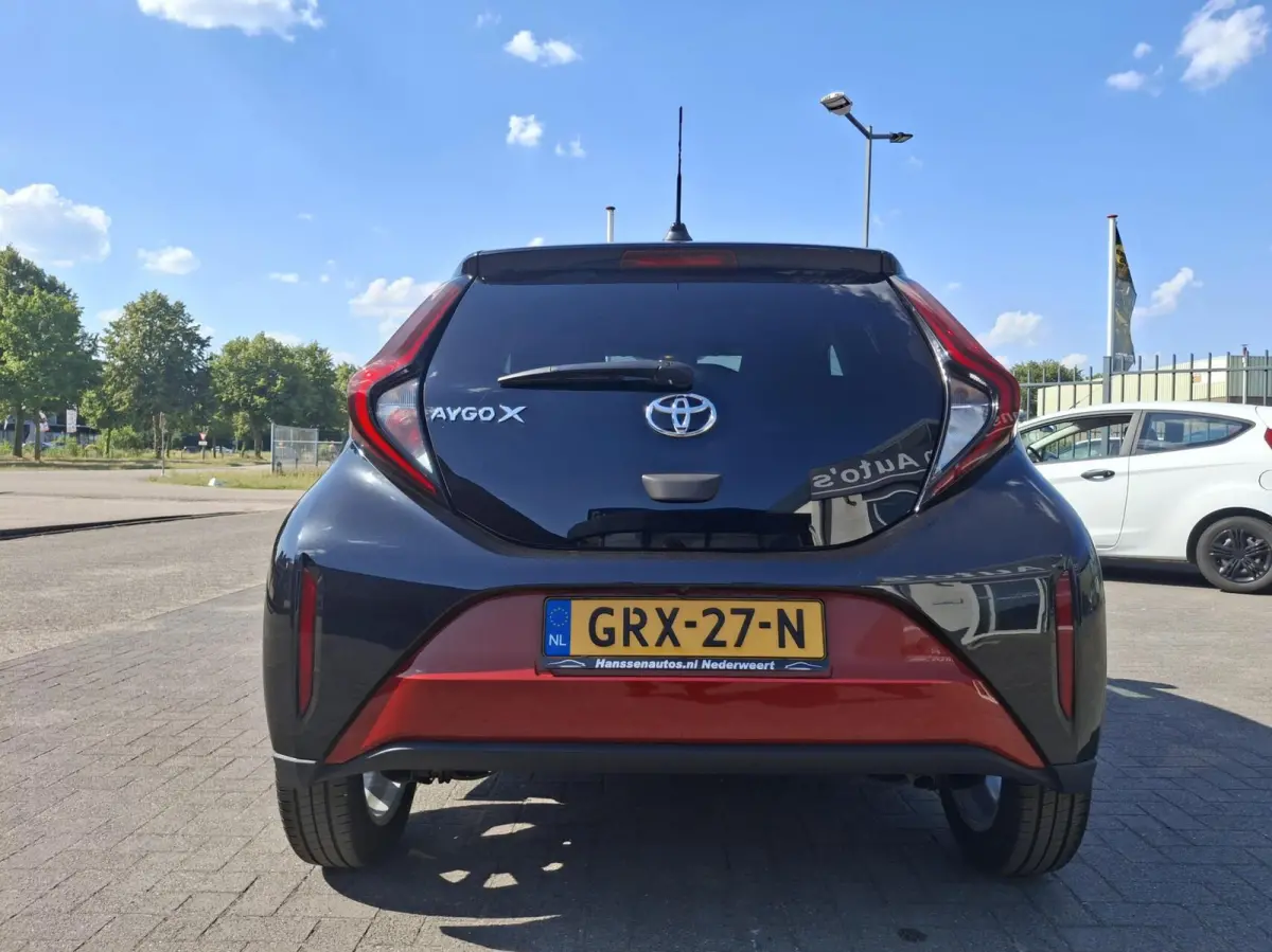 1.0 VVT-i MT Premium Leder Opendak