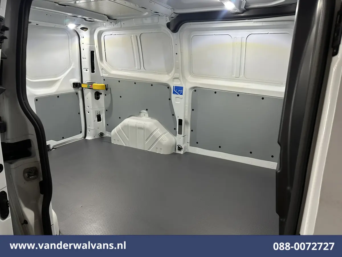 2.0 TDCI L1H1 Euro6 Airco | Navigatie | Camera | LED | Cruisecontrol Stoelverwarming Parkeersensoren, Verwarmde voorruit, Bijrijdersbank, 2500kg trekvermogen