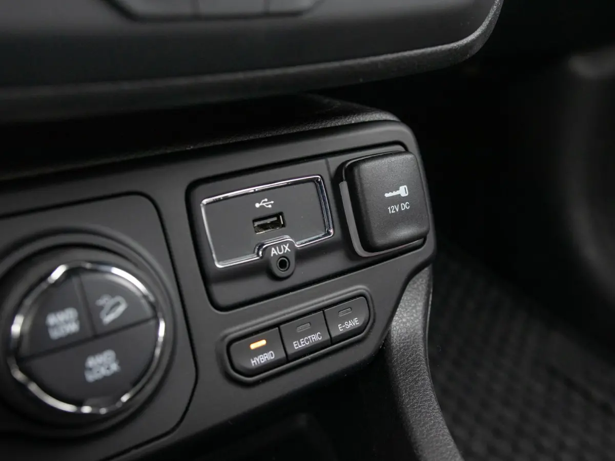4xe 240 Plug-in Hybrid Electric New Upland | Clima | Apple Carplay | Dakrails | Priv. Glass | LED | Navi | 17" | PDC | Sting Grey