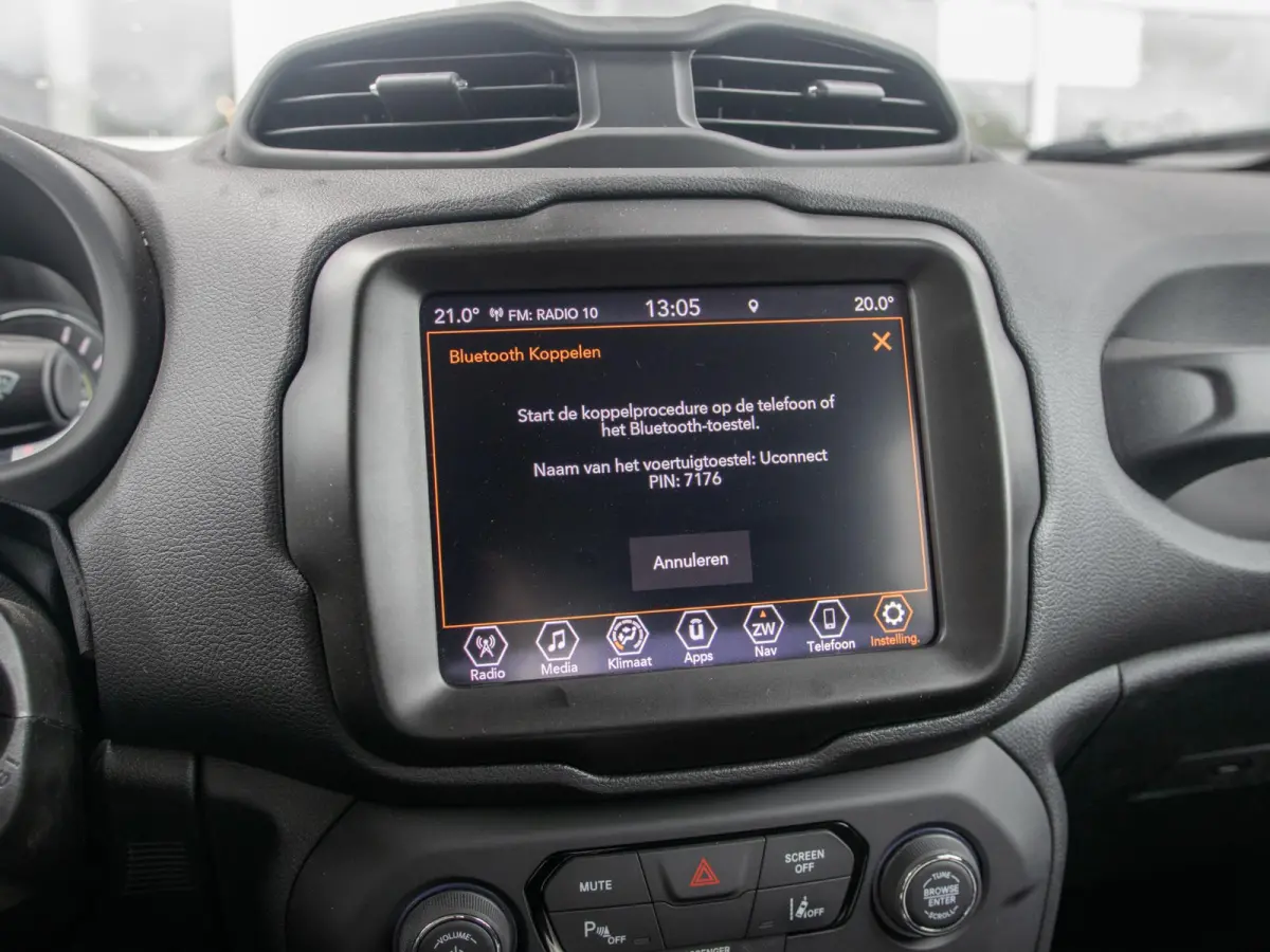 4xe 240 Plug-in Hybrid Electric New Upland | Clima | Apple Carplay | Dakrails | Priv. Glass | LED | Navi | 17" | PDC | Sting Grey