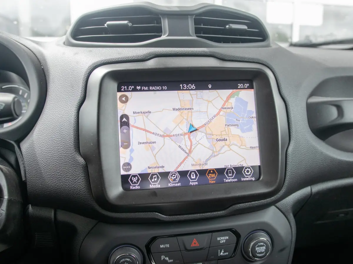 4xe 240 Plug-in Hybrid Electric New Upland | Clima | Apple Carplay | Dakrails | Priv. Glass | LED | Navi | 17" | PDC | Sting Grey