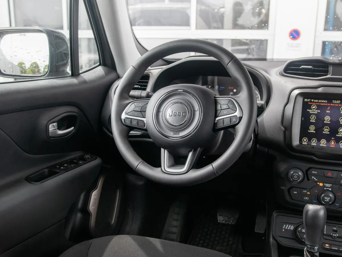 4xe 240 Plug-in Hybrid Electric New Upland | Clima | Apple Carplay | Dakrails | Priv. Glass | LED | Navi | 17" | PDC | Sting Grey