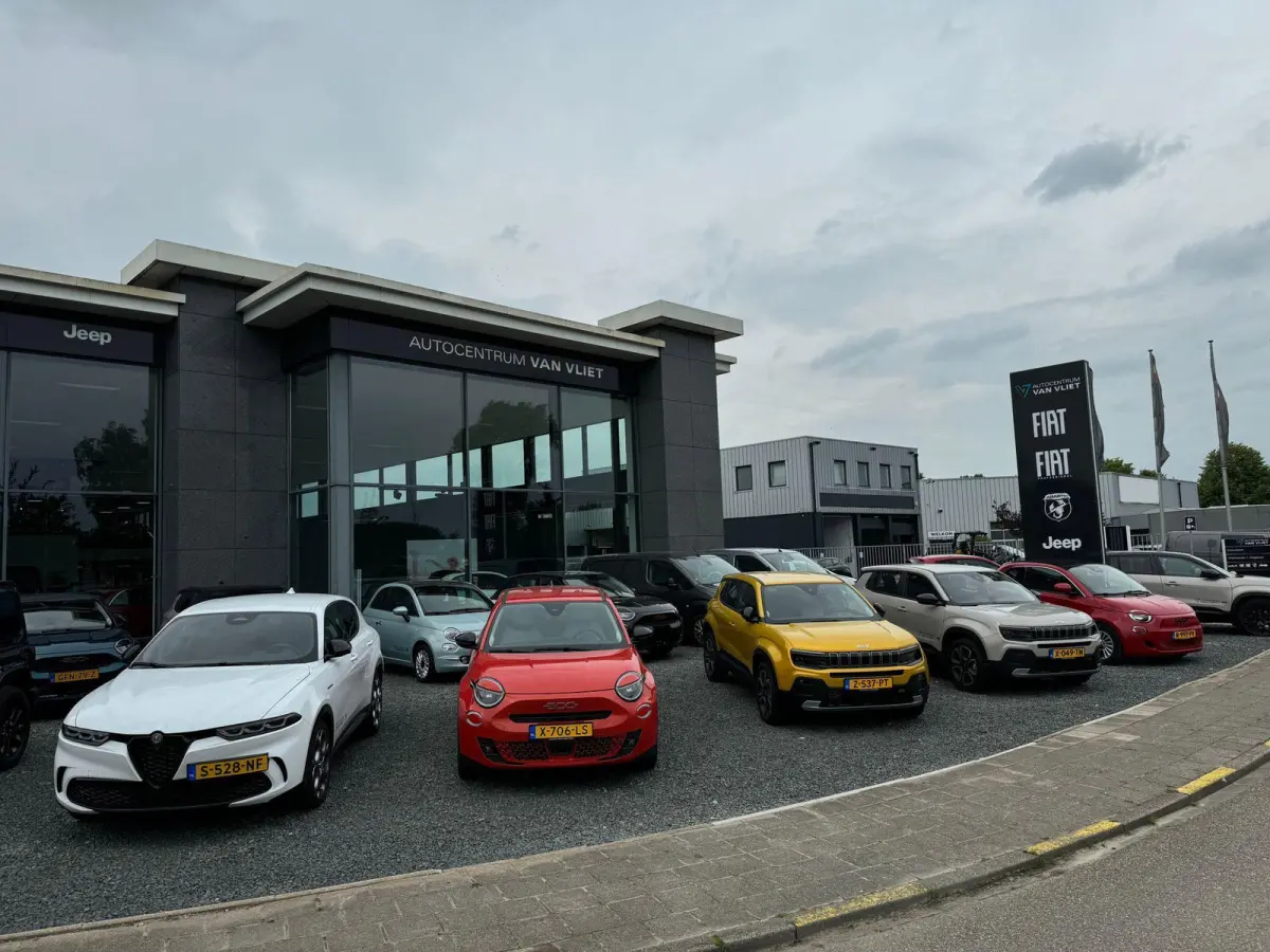 4xe 240 Plug-in Hybrid Electric New Upland | Clima | Apple Carplay | Dakrails | Priv. Glass | LED | Navi | 17" | PDC | Sting Grey