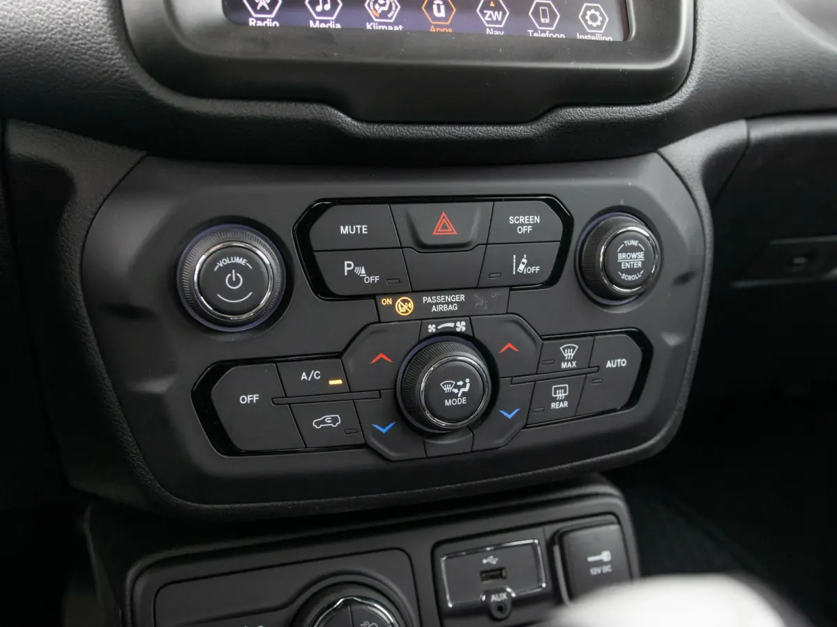4xe 240 Plug-in Hybrid Electric New Upland | Clima | Apple Carplay | Dakrails | Priv. Glass | LED | Navi | 17" | PDC | Sting Grey