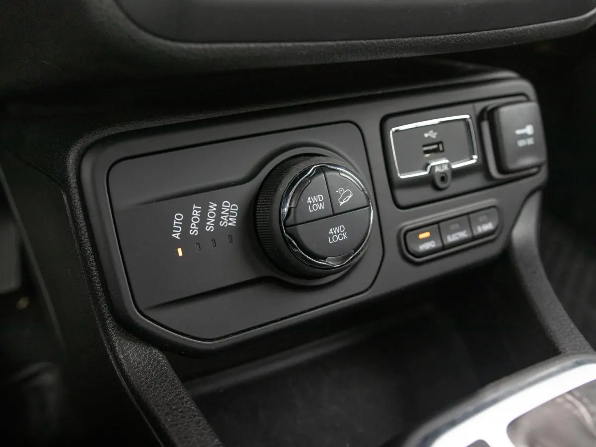 4xe 240 Plug-in Hybrid Electric New Upland | Clima | Apple Carplay | Dakrails | Priv. Glass | LED | Navi | 17" | PDC | Sting Grey