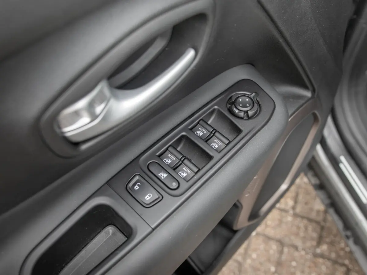 4xe 240 Plug-in Hybrid Electric New Upland | Clima | Apple Carplay | Dakrails | Priv. Glass | LED | Navi | 17" | PDC | Sting Grey