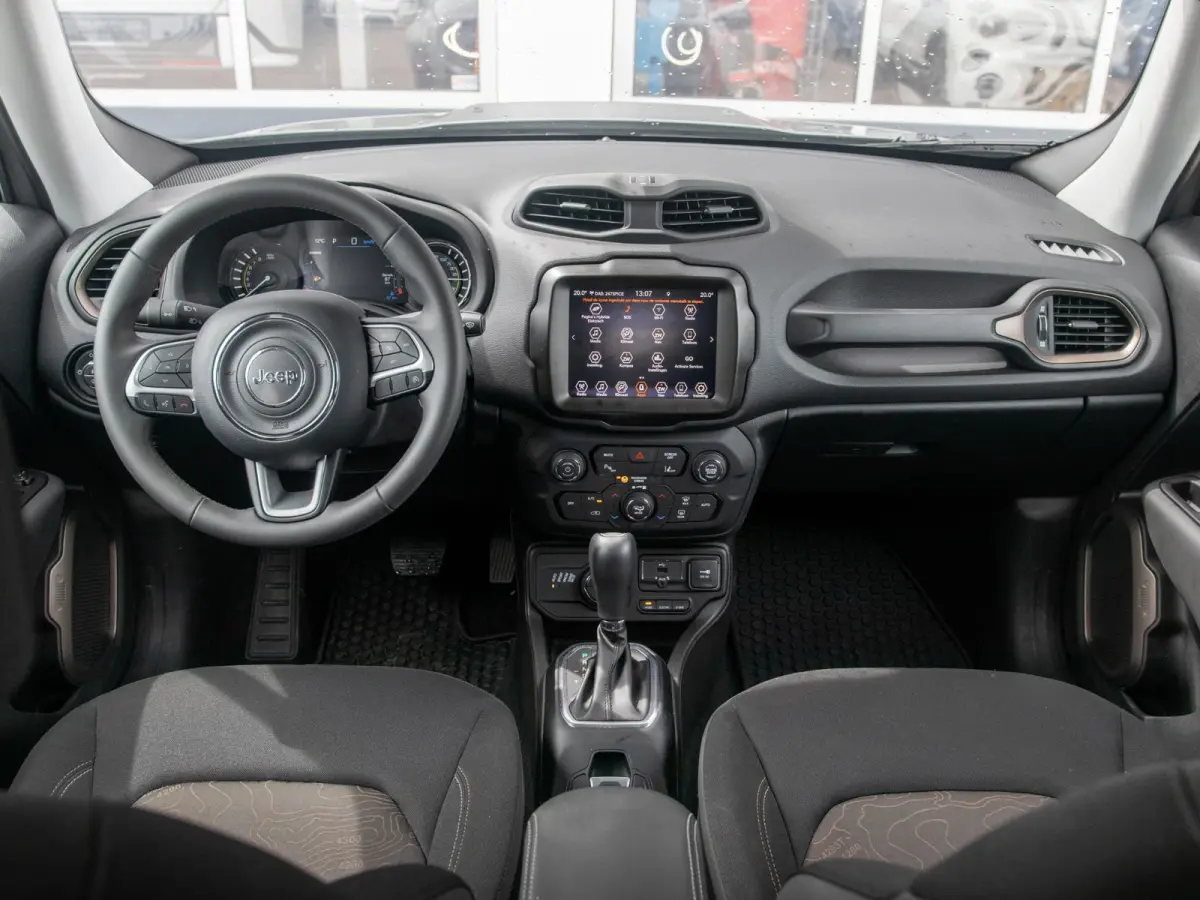 4xe 240 Plug-in Hybrid Electric New Upland | Clima | Apple Carplay | Dakrails | Priv. Glass | LED | Navi | 17" | PDC | Sting Grey