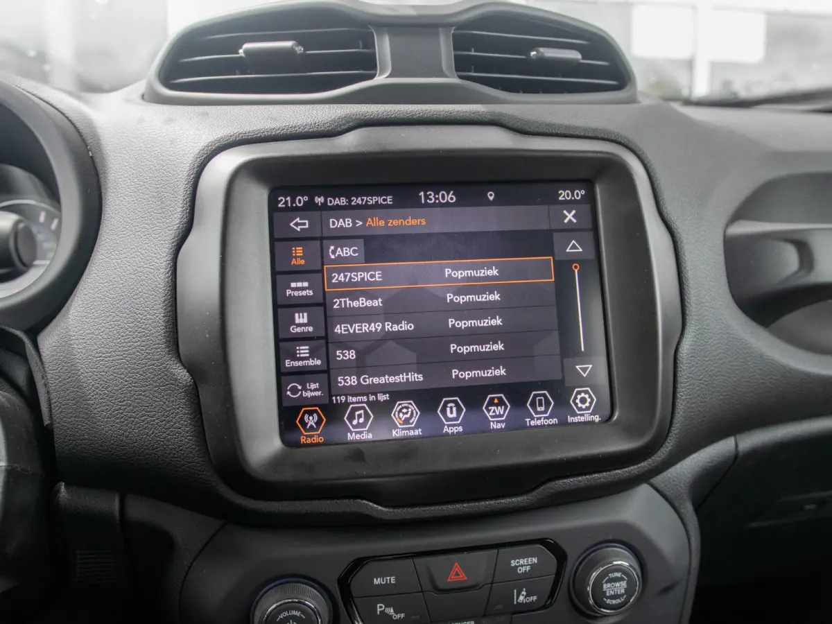 4xe 240 Plug-in Hybrid Electric New Upland | Clima | Apple Carplay | Dakrails | Priv. Glass | LED | Navi | 17" | PDC | Sting Grey