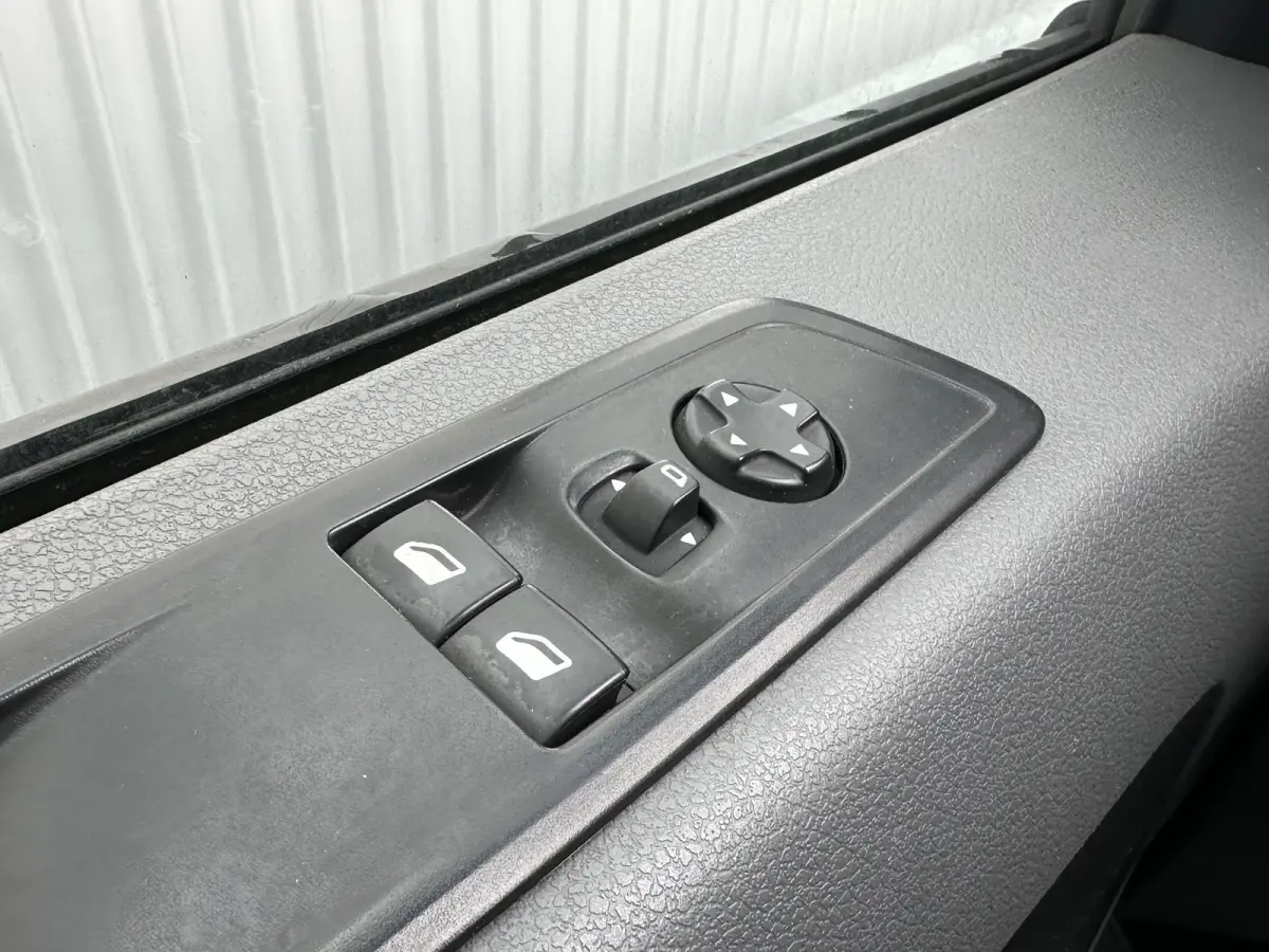1.6 BlueHDI 95 Club M*NAVI*CRUISE*A/C*TEL*PDC*