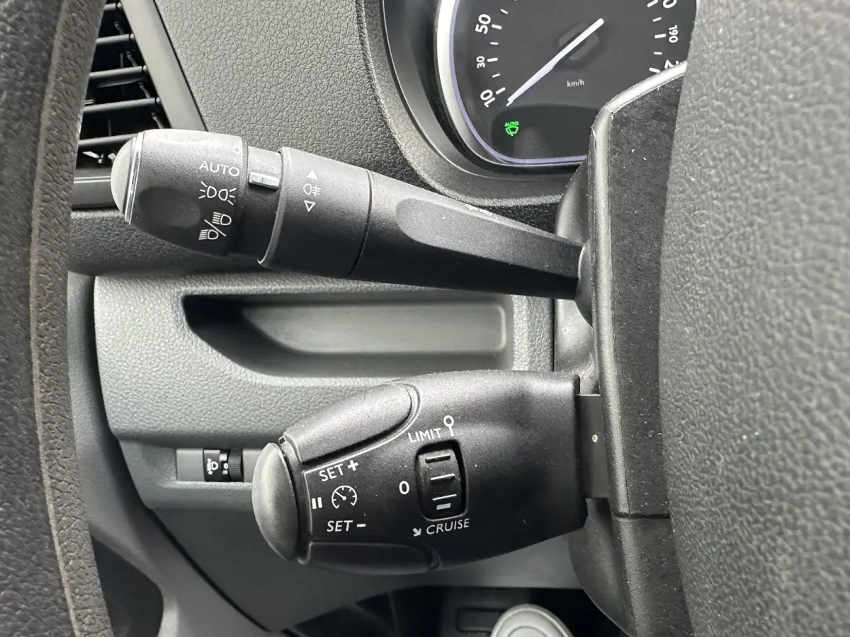 1.6 BlueHDI 95 Club M*NAVI*CRUISE*A/C*TEL*PDC*