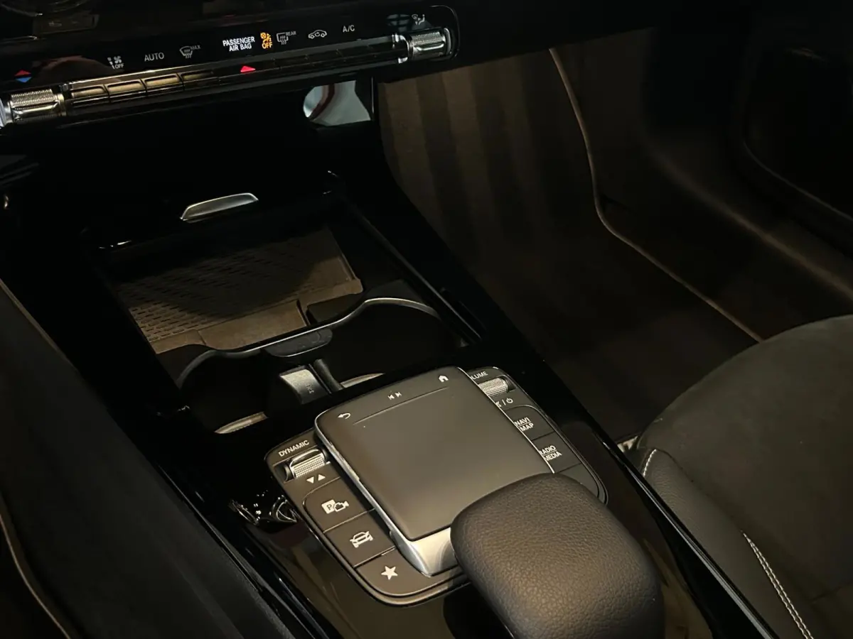 180 AMG Line - Panorama - Camera - Carplay - Sfeerverlichting