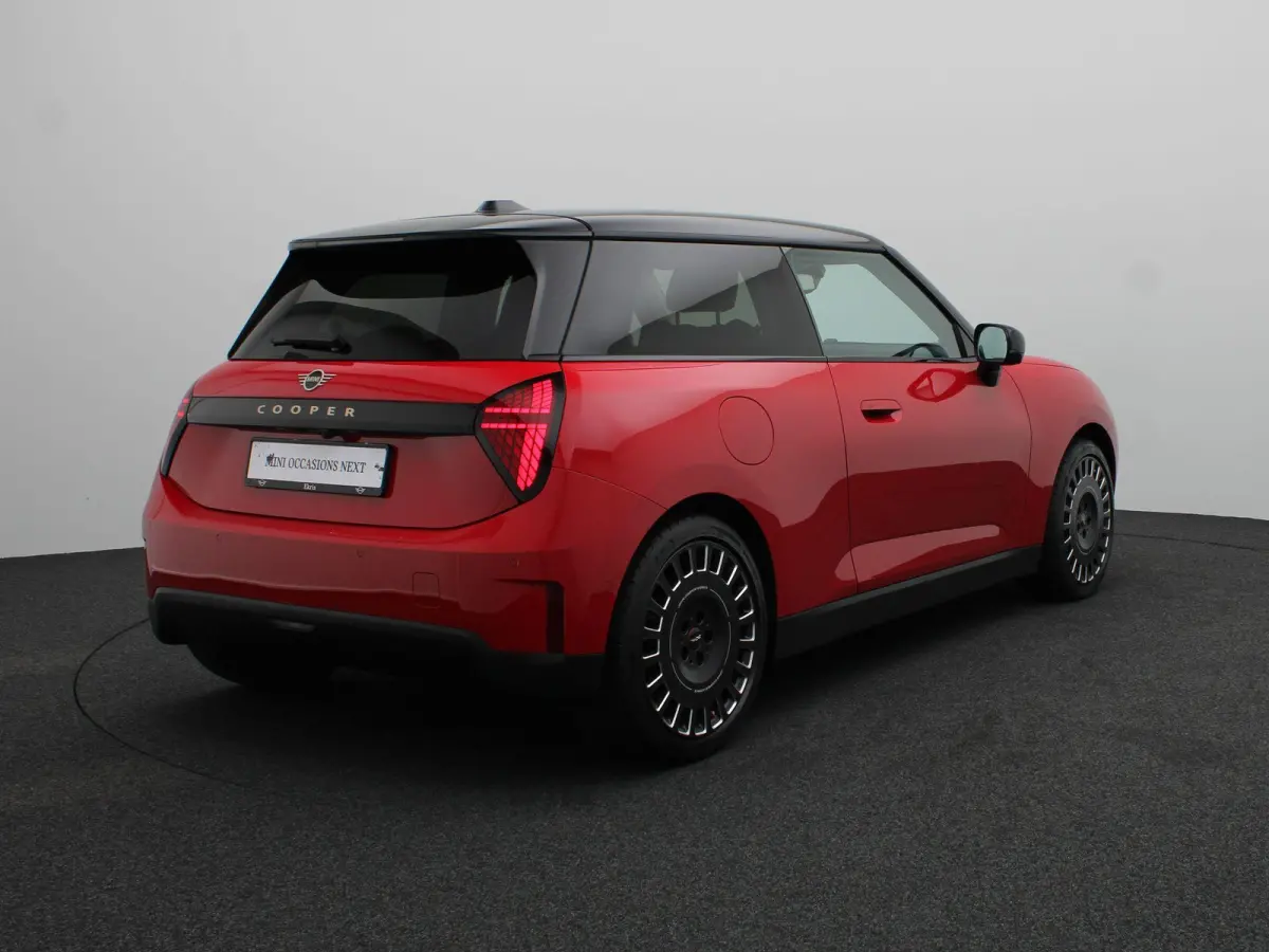 Cooper E Pakket L + Glazen panoramadak + Parking Assistant Plus + Harman Kardon + Driving Assistant+ Comfort Access + Led + 19''