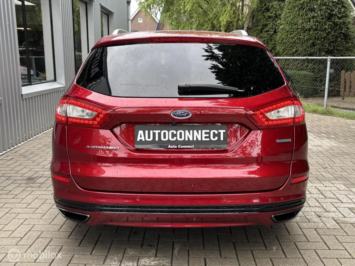 2.0 Titanium. 240 PK, NAVI, CRUISE, CAMERA, STOELVERWARMING.