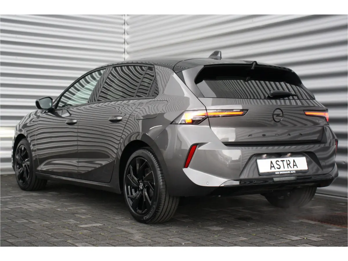 1.6 HYBRID 180PK ULTIMATE AUTOMAAT / NAVI / LEDER / CLIMA / AGR / PDC / 17" LMV / CAMERA / BLACK PACK / KEYLESS / FULL-LED / WINTERPAKKET / PANO. DAK / BLUETOOTH / ADAPT. CRUISECONTROL / FUL