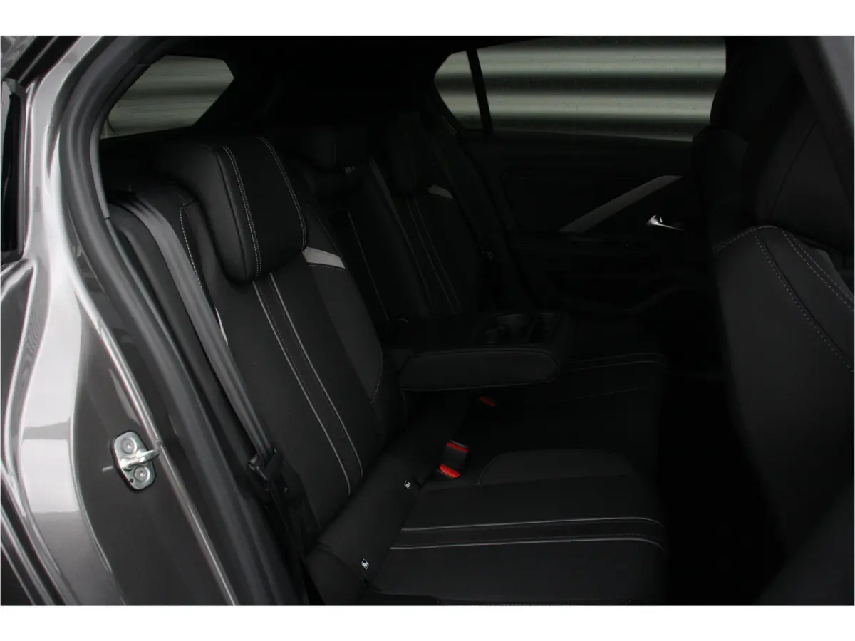 1.6 HYBRID 180PK ULTIMATE AUTOMAAT / NAVI / LEDER / CLIMA / AGR / PDC / 17" LMV / CAMERA / BLACK PACK / KEYLESS / FULL-LED / WINTERPAKKET / PANO. DAK / BLUETOOTH / ADAPT. CRUISECONTROL / FUL