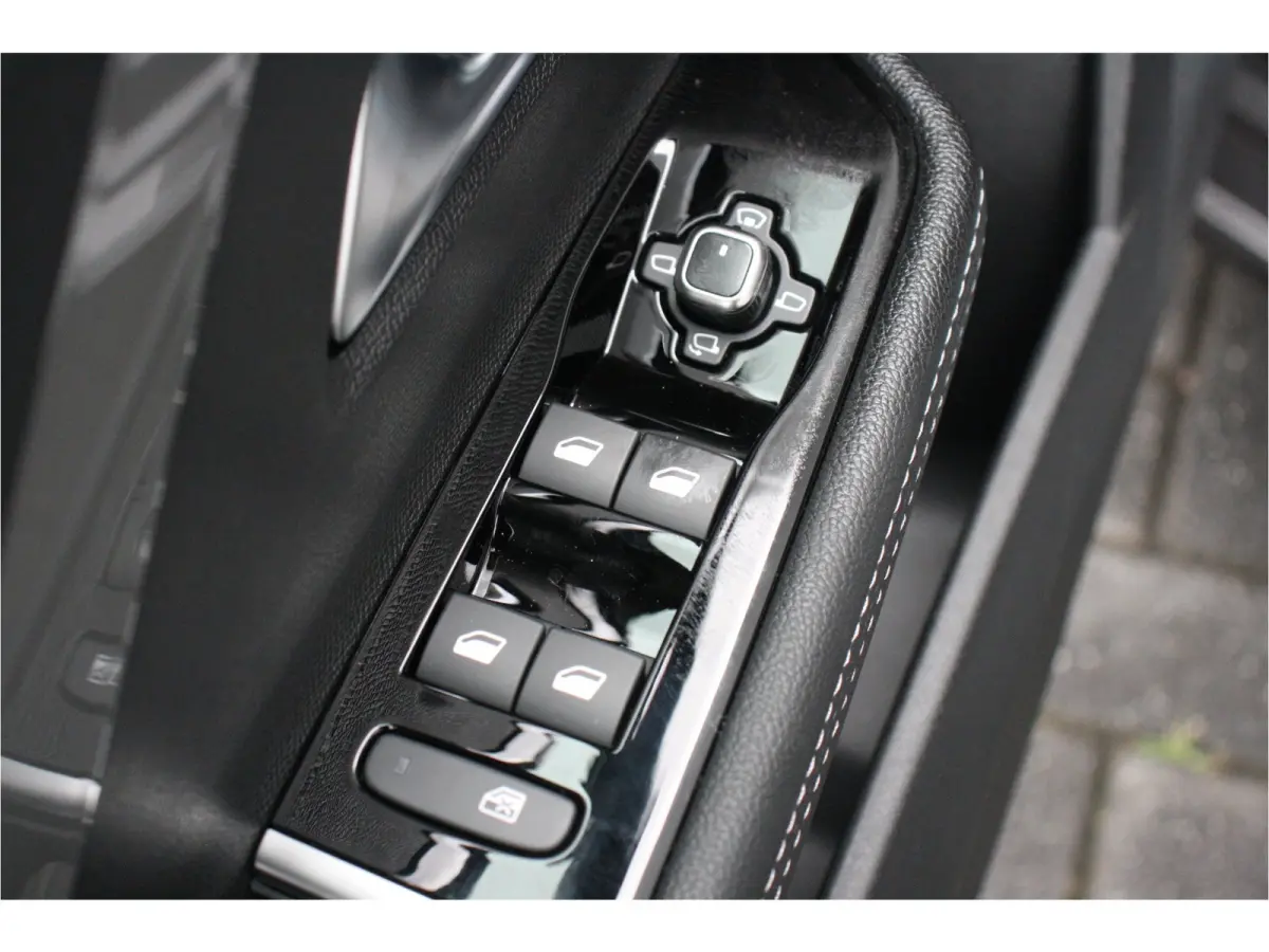 1.6 HYBRID 180PK ULTIMATE AUTOMAAT / NAVI / LEDER / CLIMA / AGR / PDC / 17" LMV / CAMERA / BLACK PACK / KEYLESS / FULL-LED / WINTERPAKKET / PANO. DAK / BLUETOOTH / ADAPT. CRUISECONTROL / FUL