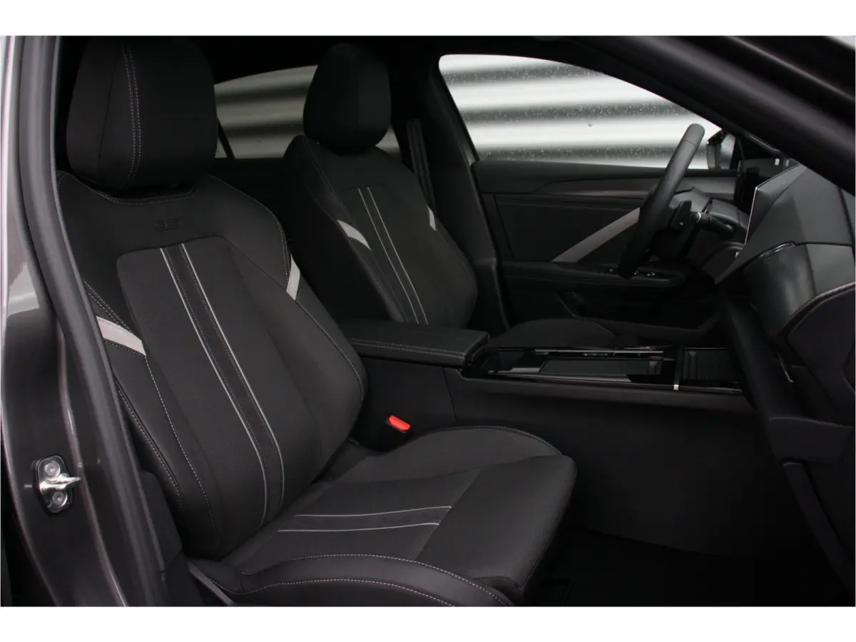 1.6 HYBRID 180PK ULTIMATE AUTOMAAT / NAVI / LEDER / CLIMA / AGR / PDC / 17" LMV / CAMERA / BLACK PACK / KEYLESS / FULL-LED / WINTERPAKKET / PANO. DAK / BLUETOOTH / ADAPT. CRUISECONTROL / FUL