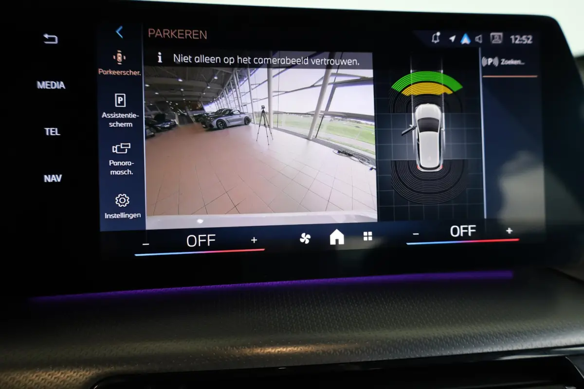 220i | M Sportpakket | Parkeersensoren | Achteruitrij Camera
