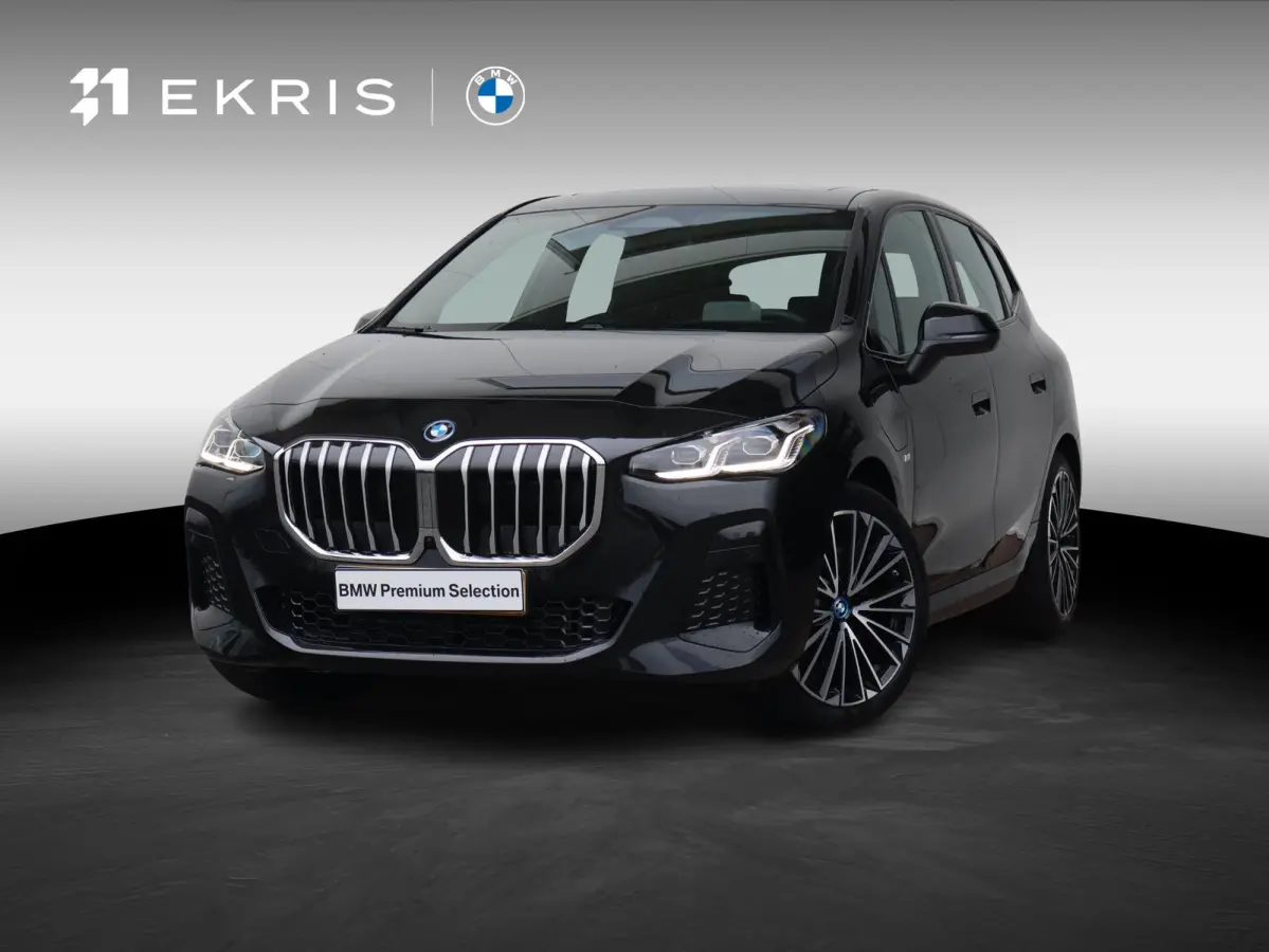 230e xDrive M Sport/ Glazen Panoramadak/ Elektrisch verstelbare en verwarmbare stoelen/ Head-Up/ Harman Kardon /