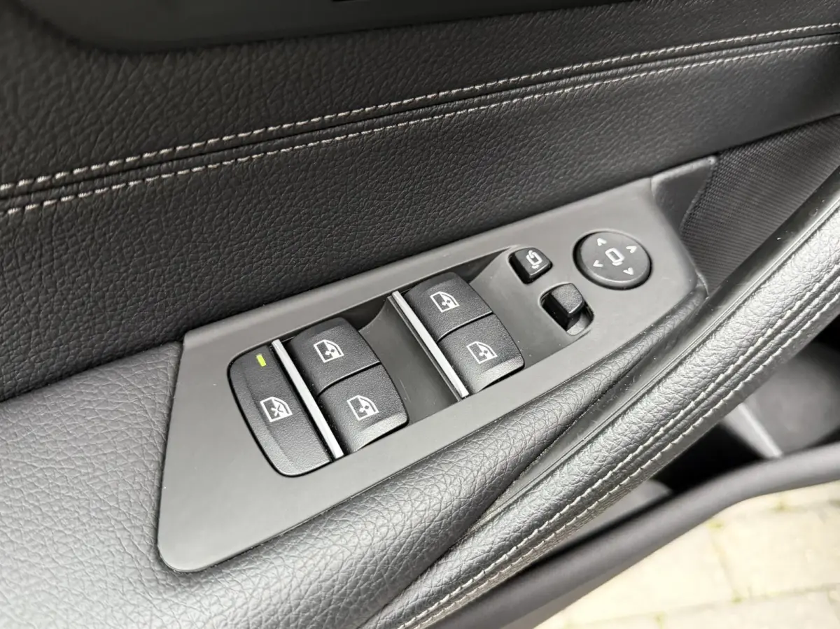 520i High Executive Automaat | Apple CarPlay | Leren bekleding | Stoelverwarming | LED verlichting | Comfortstoelen met memory-functie | Draadloze telefoonlader | Achteruitrijcamera