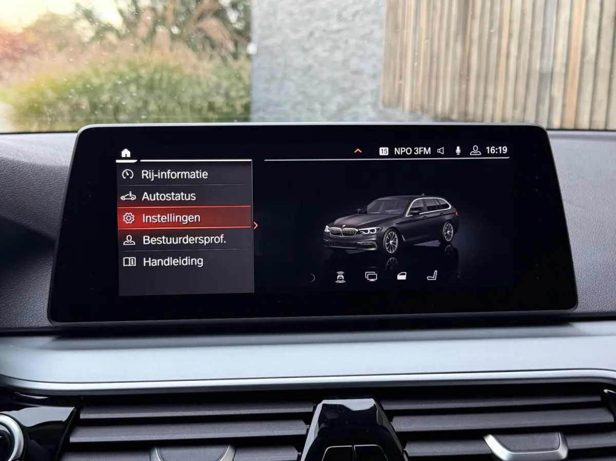 520i High Executive Automaat | Apple CarPlay | Leren bekleding | Stoelverwarming | LED verlichting | Comfortstoelen met memory-functie | Draadloze telefoonlader | Achteruitrijcamera