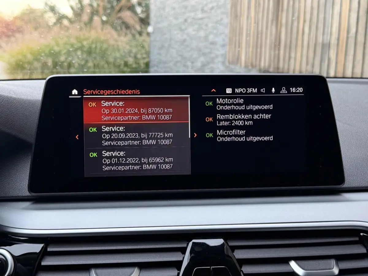 520i High Executive Automaat | Apple CarPlay | Leren bekleding | Stoelverwarming | LED verlichting | Comfortstoelen met memory-functie | Draadloze telefoonlader | Achteruitrijcamera