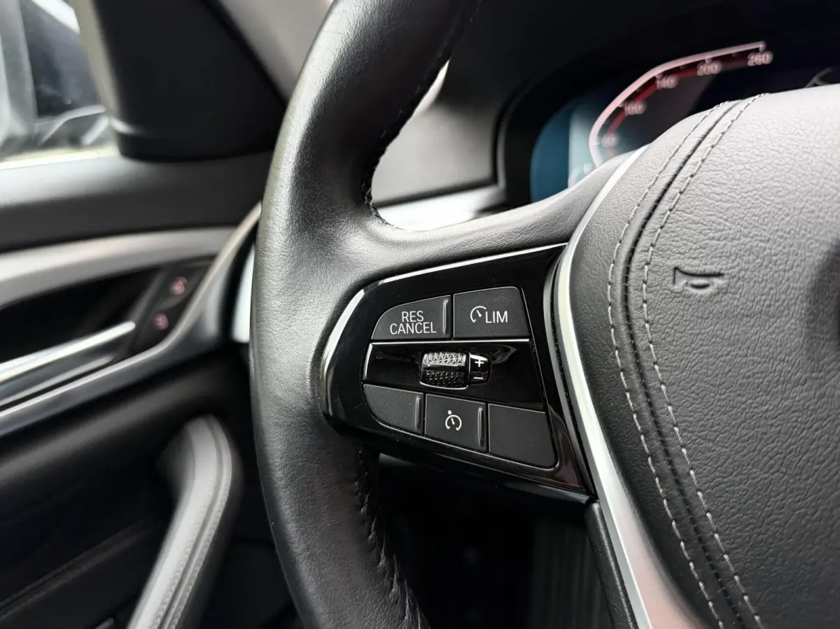 520i High Executive Automaat | Apple CarPlay | Leren bekleding | Stoelverwarming | LED verlichting | Comfortstoelen met memory-functie | Draadloze telefoonlader | Achteruitrijcamera