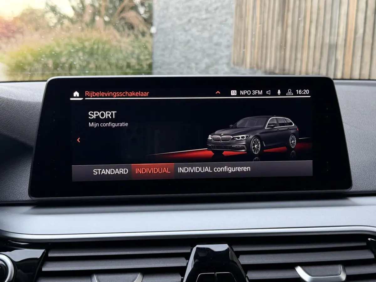 520i High Executive Automaat | Apple CarPlay | Leren bekleding | Stoelverwarming | LED verlichting | Comfortstoelen met memory-functie | Draadloze telefoonlader | Achteruitrijcamera