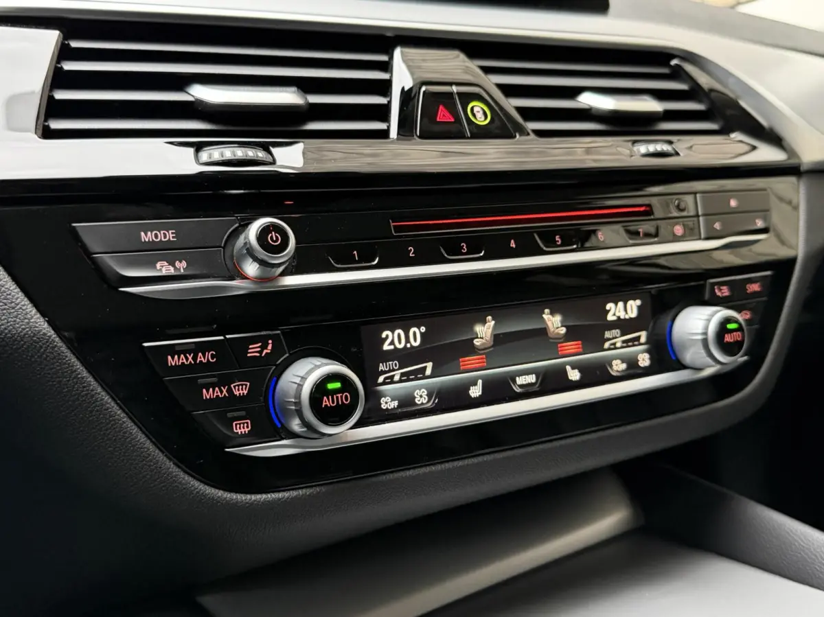 520i High Executive Automaat | Apple CarPlay | Leren bekleding | Stoelverwarming | LED verlichting | Comfortstoelen met memory-functie | Draadloze telefoonlader | Achteruitrijcamera