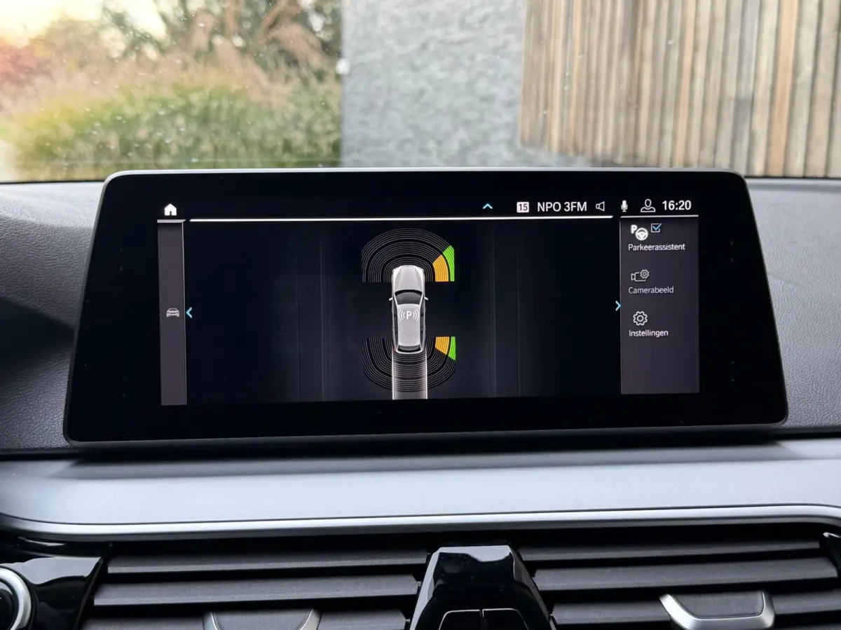 520i High Executive Automaat | Apple CarPlay | Leren bekleding | Stoelverwarming | LED verlichting | Comfortstoelen met memory-functie | Draadloze telefoonlader | Achteruitrijcamera