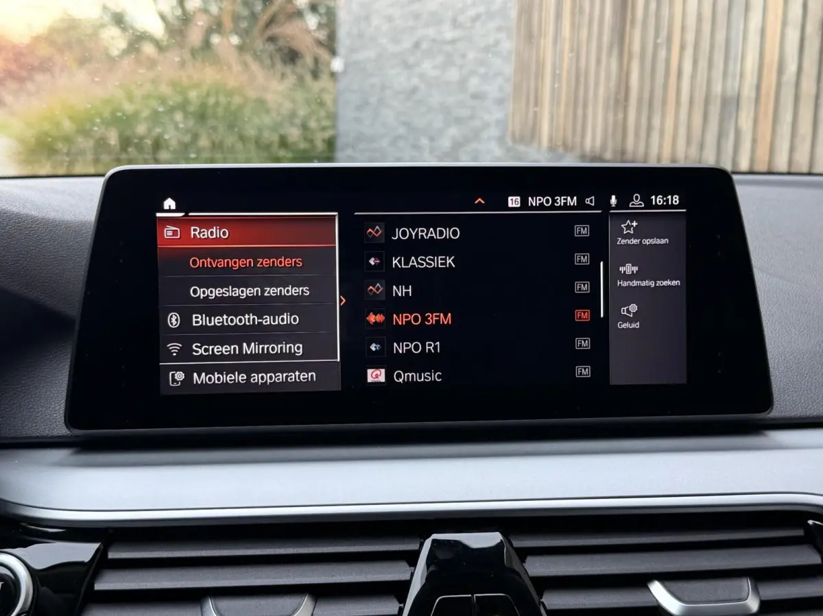 520i High Executive Automaat | Apple CarPlay | Leren bekleding | Stoelverwarming | LED verlichting | Comfortstoelen met memory-functie | Draadloze telefoonlader | Achteruitrijcamera