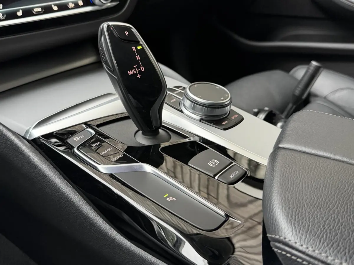520i High Executive Automaat | Apple CarPlay | Leren bekleding | Stoelverwarming | LED verlichting | Comfortstoelen met memory-functie | Draadloze telefoonlader | Achteruitrijcamera
