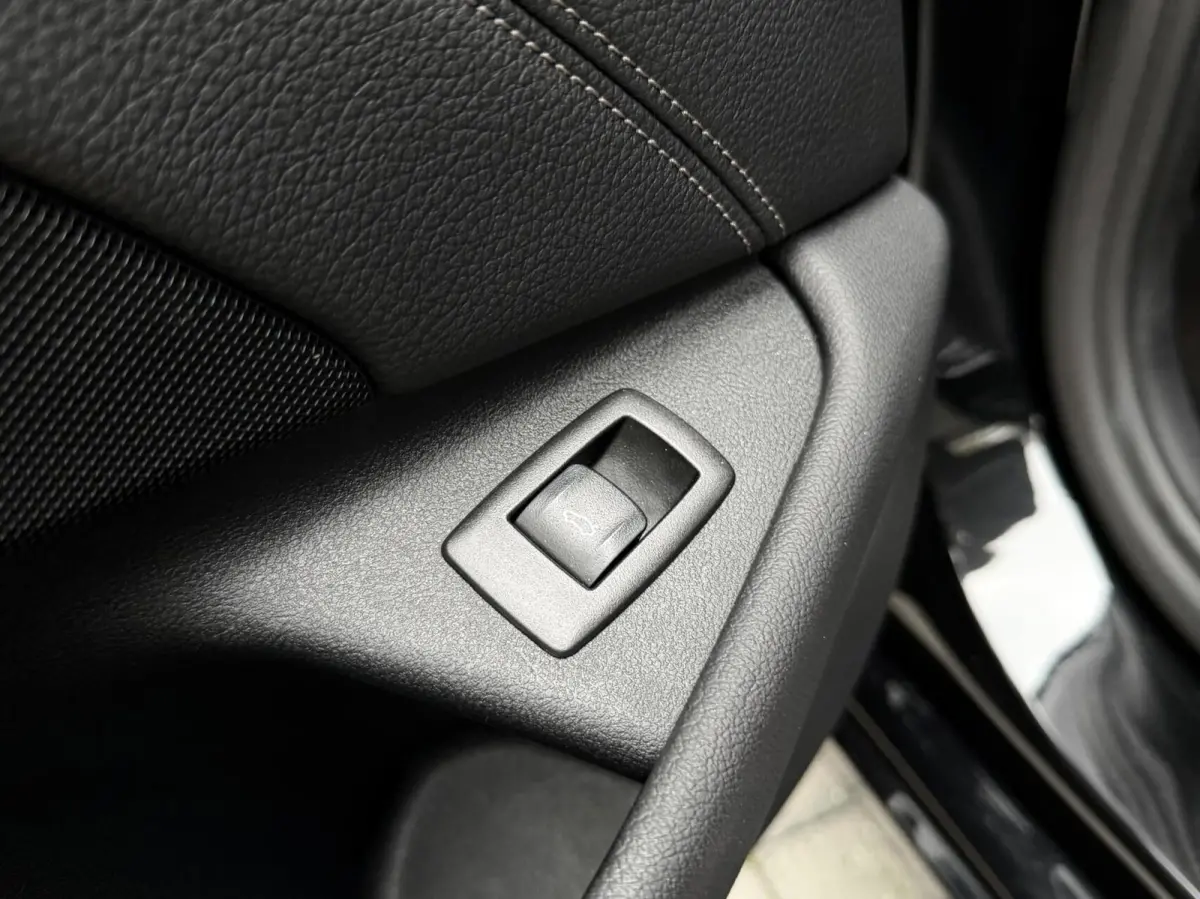 520i High Executive Automaat | Apple CarPlay | Leren bekleding | Stoelverwarming | LED verlichting | Comfortstoelen met memory-functie | Draadloze telefoonlader | Achteruitrijcamera