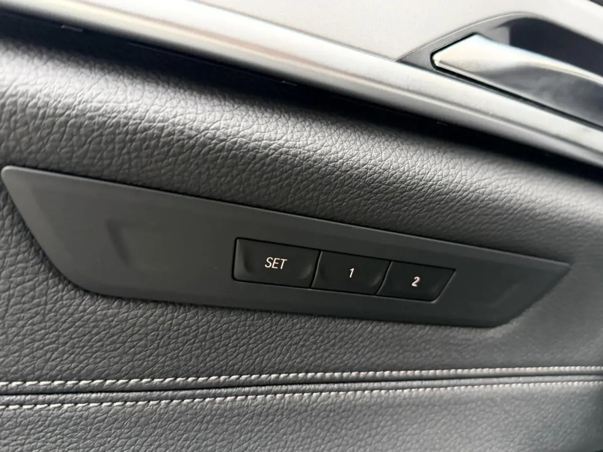 520i High Executive Automaat | Apple CarPlay | Leren bekleding | Stoelverwarming | LED verlichting | Comfortstoelen met memory-functie | Draadloze telefoonlader | Achteruitrijcamera
