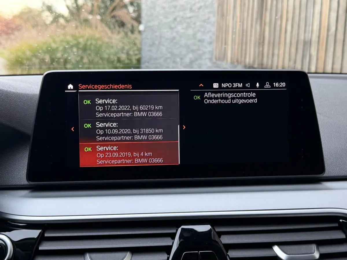 520i High Executive Automaat | Apple CarPlay | Leren bekleding | Stoelverwarming | LED verlichting | Comfortstoelen met memory-functie | Draadloze telefoonlader | Achteruitrijcamera