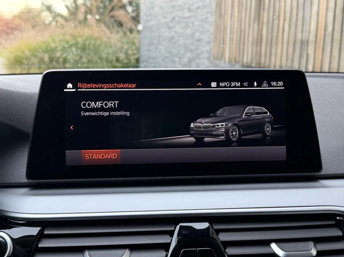 520i High Executive Automaat | Apple CarPlay | Leren bekleding | Stoelverwarming | LED verlichting | Comfortstoelen met memory-functie | Draadloze telefoonlader | Achteruitrijcamera