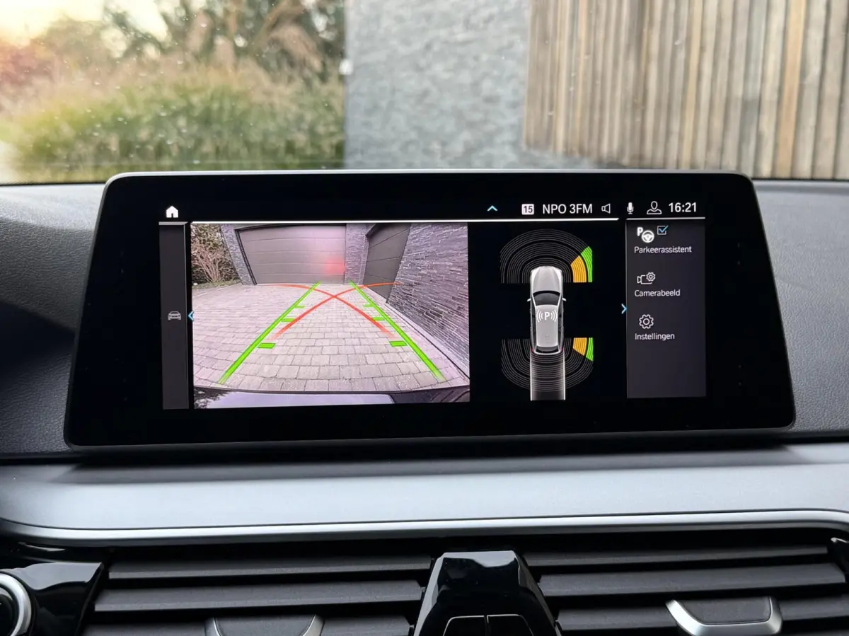 520i High Executive Automaat | Apple CarPlay | Leren bekleding | Stoelverwarming | LED verlichting | Comfortstoelen met memory-functie | Draadloze telefoonlader | Achteruitrijcamera