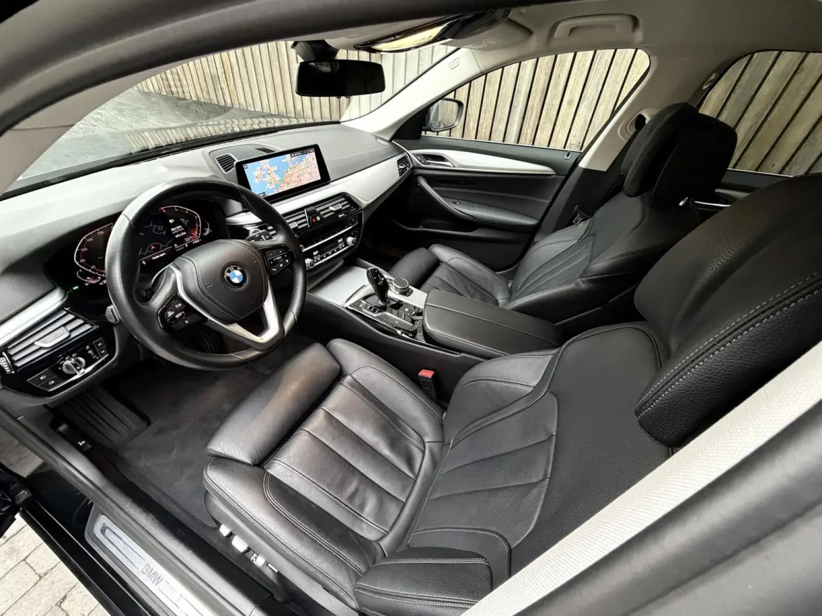 520i High Executive Automaat | Apple CarPlay | Leren bekleding | Stoelverwarming | LED verlichting | Comfortstoelen met memory-functie | Draadloze telefoonlader | Achteruitrijcamera