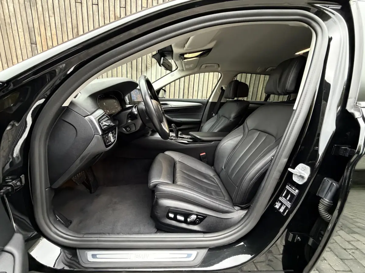 520i High Executive Automaat | Apple CarPlay | Leren bekleding | Stoelverwarming | LED verlichting | Comfortstoelen met memory-functie | Draadloze telefoonlader | Achteruitrijcamera