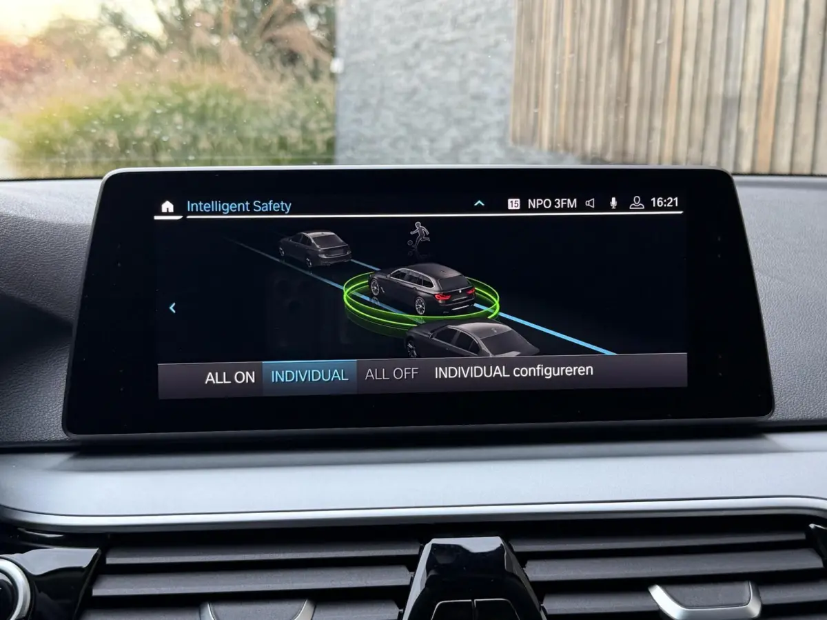520i High Executive Automaat | Apple CarPlay | Leren bekleding | Stoelverwarming | LED verlichting | Comfortstoelen met memory-functie | Draadloze telefoonlader | Achteruitrijcamera